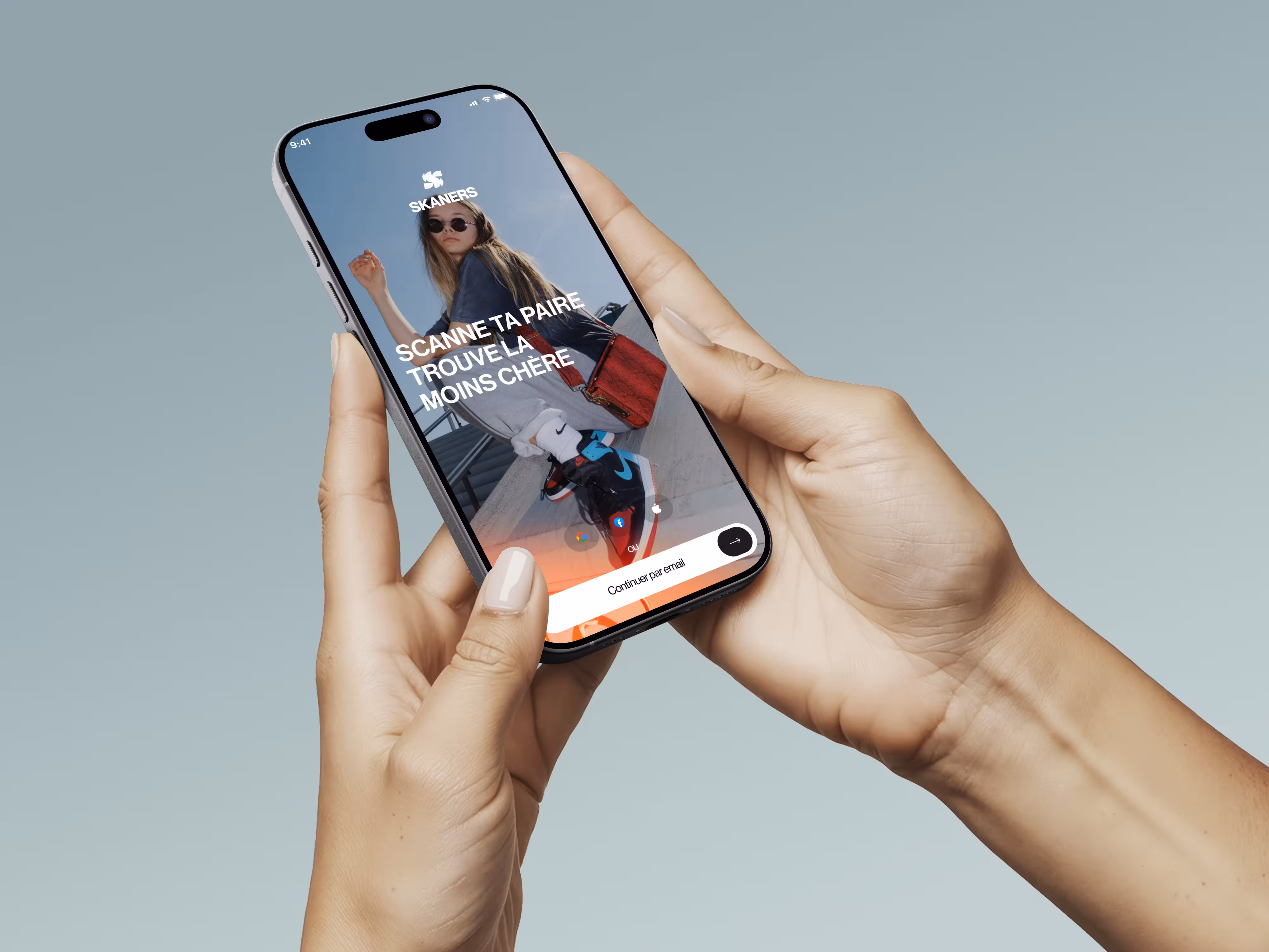 iPhone avec application en main